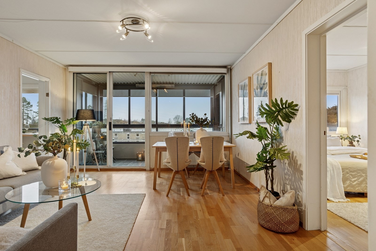 Stue på ca. 18,7 m² og har en takhøyde på ca. 2,49 meter. Velholdt parkett og tapet på vegger! Galleribilde