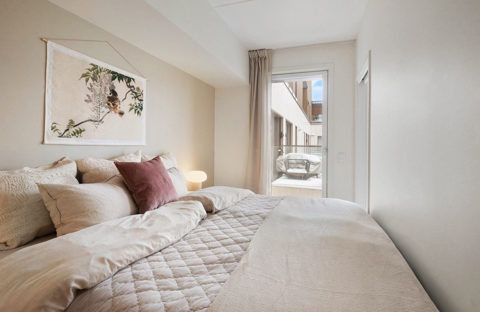 Her får man egen fransk balkong på soverommet og behagelig dagslys. Galleribilde