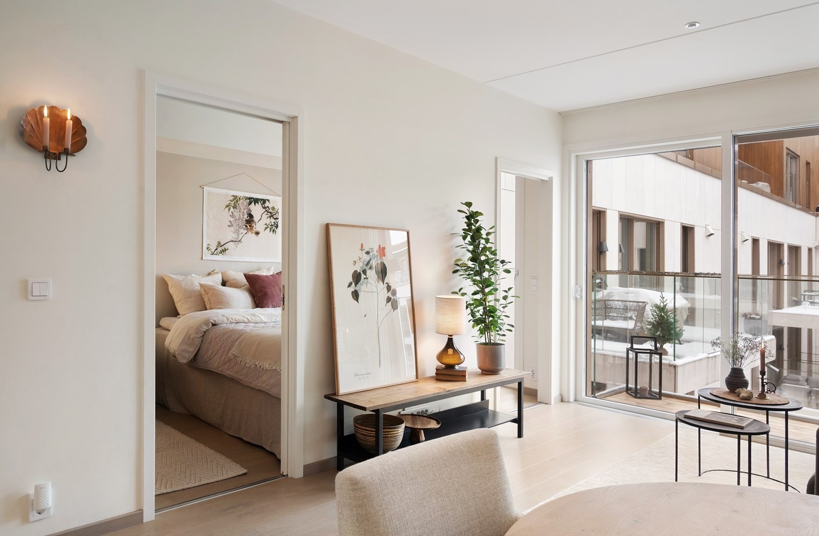 Det er adkomst til soverom fra stuen. Galleribilde