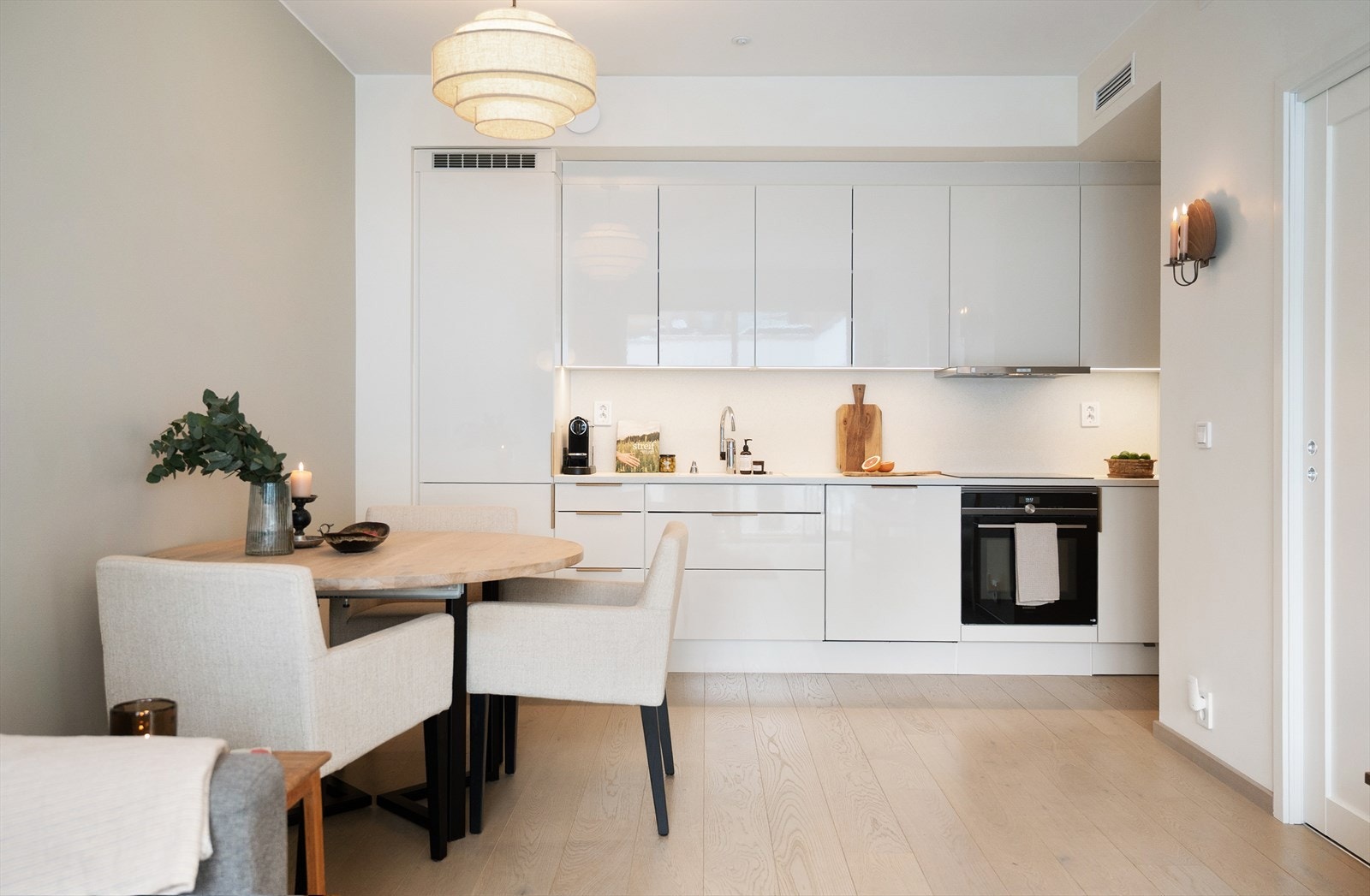 Integrert i kjøkkeninnredningen er stekeovn, platetopp, oppvaskmaskin og kjøl/frys. Galleribilde