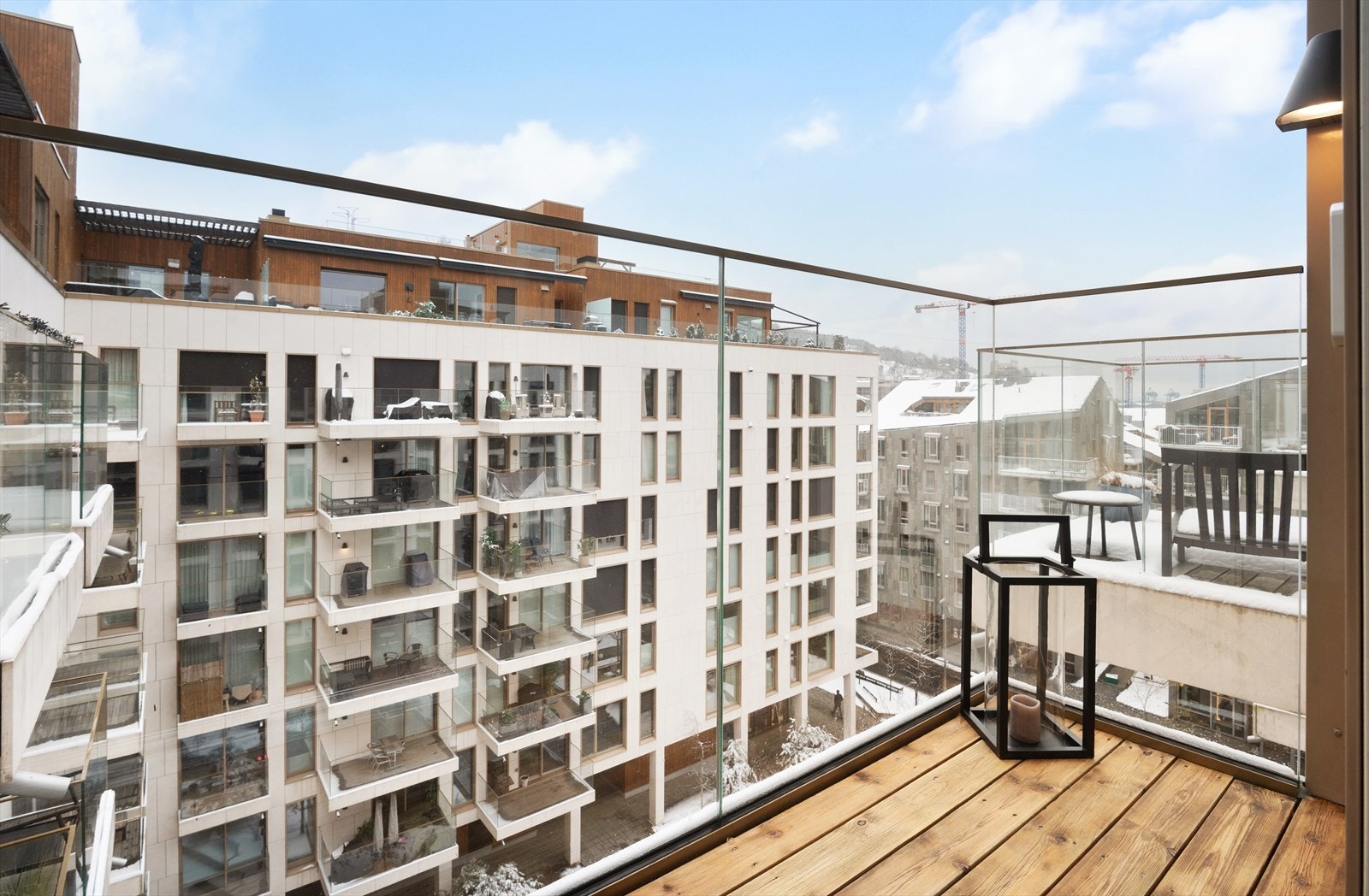 En eksklusiv 2-roms selveierleilighet med suveren beliggenhet, urbant og tilbaketrukket, midt i smørøyet, i et område hvor listen
for standard og eksklusivitet er lagt høyt. Galleribilde