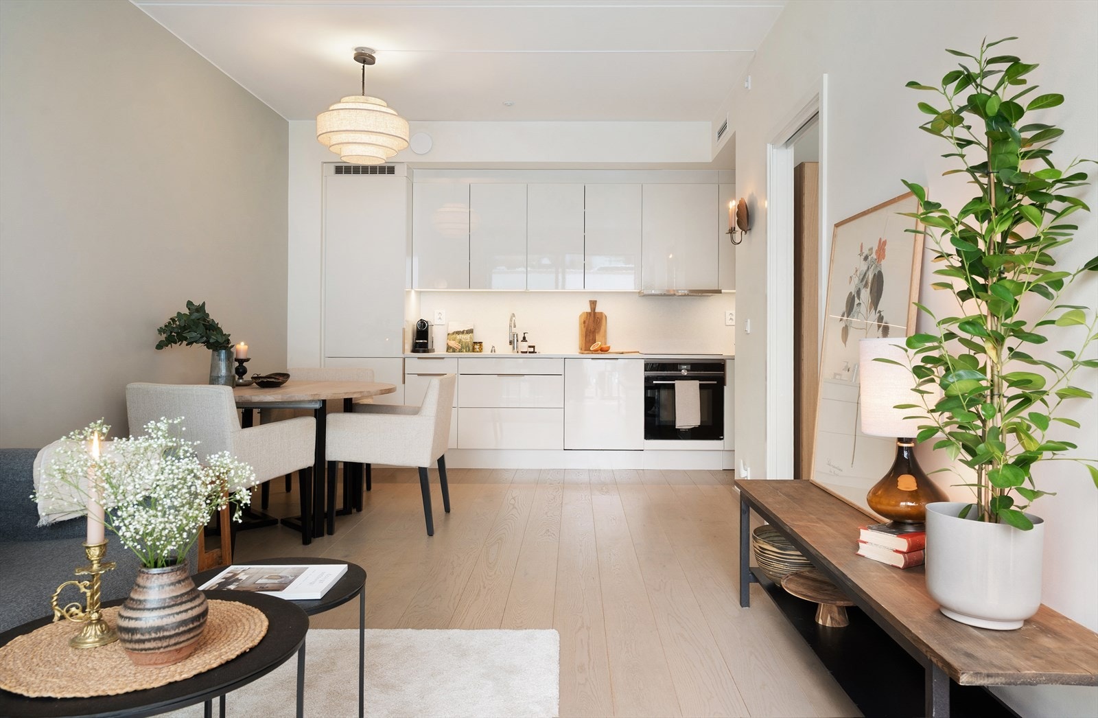 Velutstyrt og tidmessig kjøkken fra HTH med glatte høyglans fronter. Galleribilde