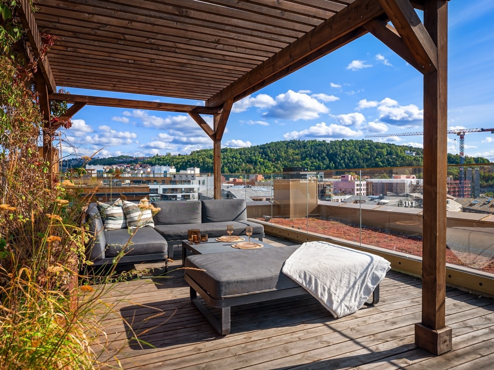 Stor og romslig felles takterrasse med flere sittegrupper og svært gode solforhold. Enkel adkomst med heis rett opp fra leilighetens etasje. Galleribilde