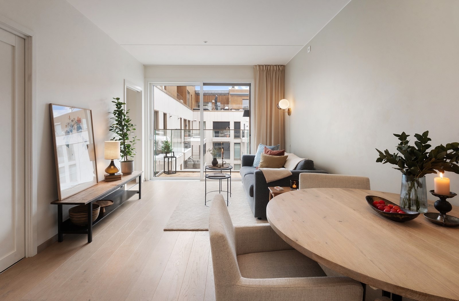 Her er det plass til både sofagruppe og spisebord med tilhørende møblement. Galleribilde