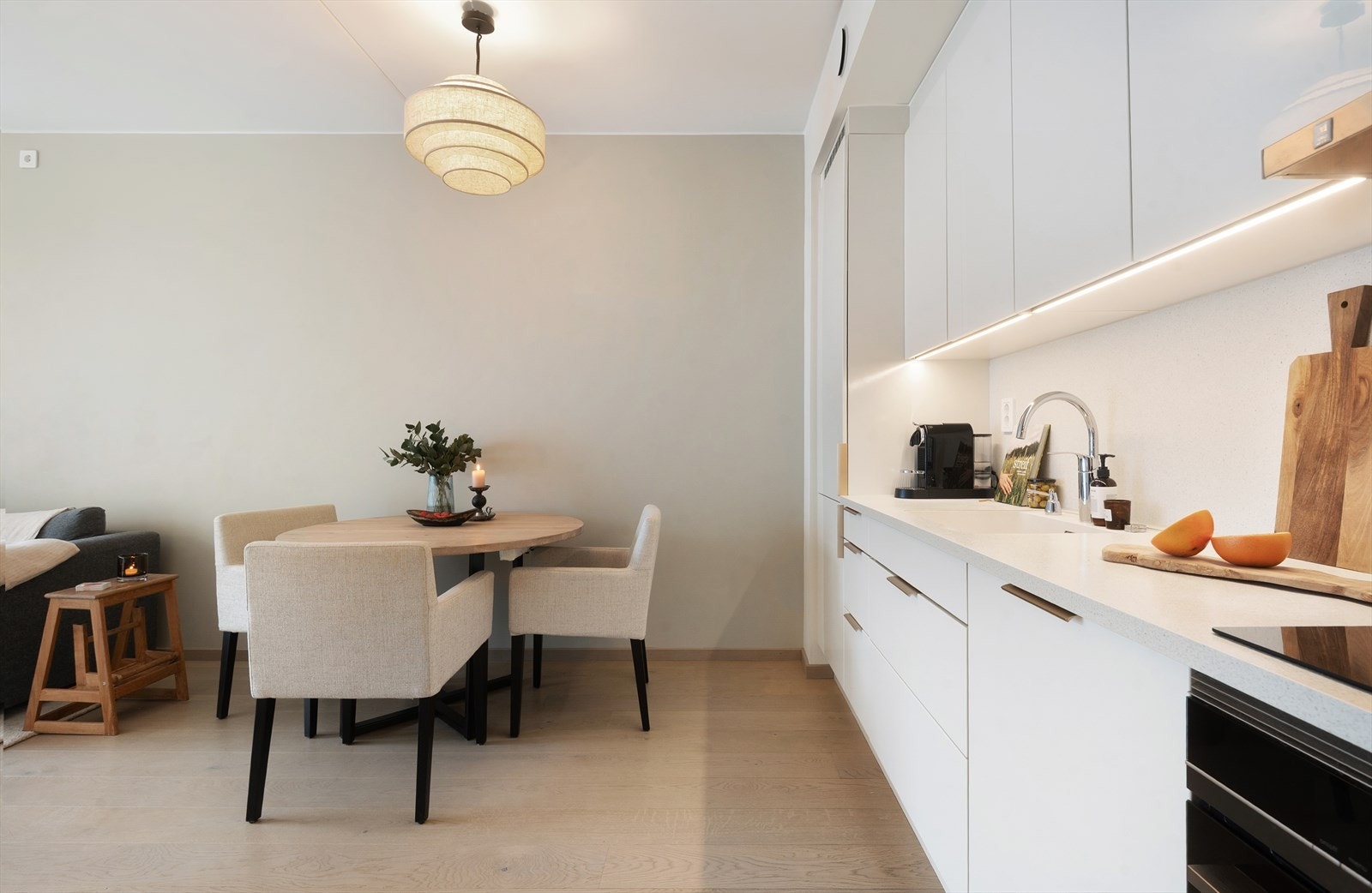 Godt med oppbevaringsplass i både skuffer og skap. Galleribilde