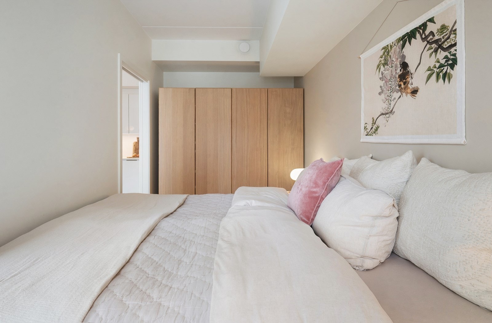 Det er god plass til oppbevaring i garderobeskap. Galleribilde