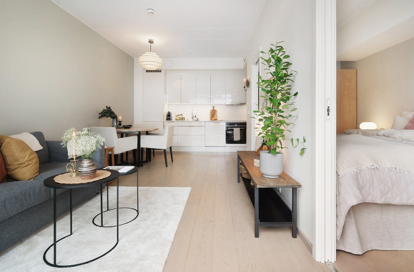 Lekker 1 stavs eikeparkett strekker seg gjennom leiligheten. Galleribilde