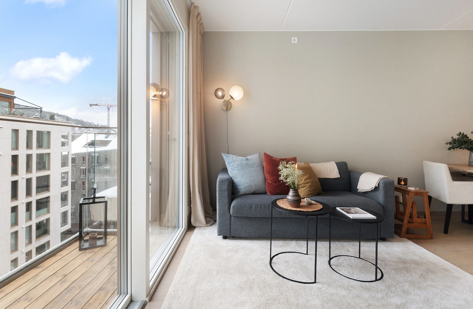 Fra stuen er det utgang til en balkong på ca. 2,7 kvm. Galleribilde