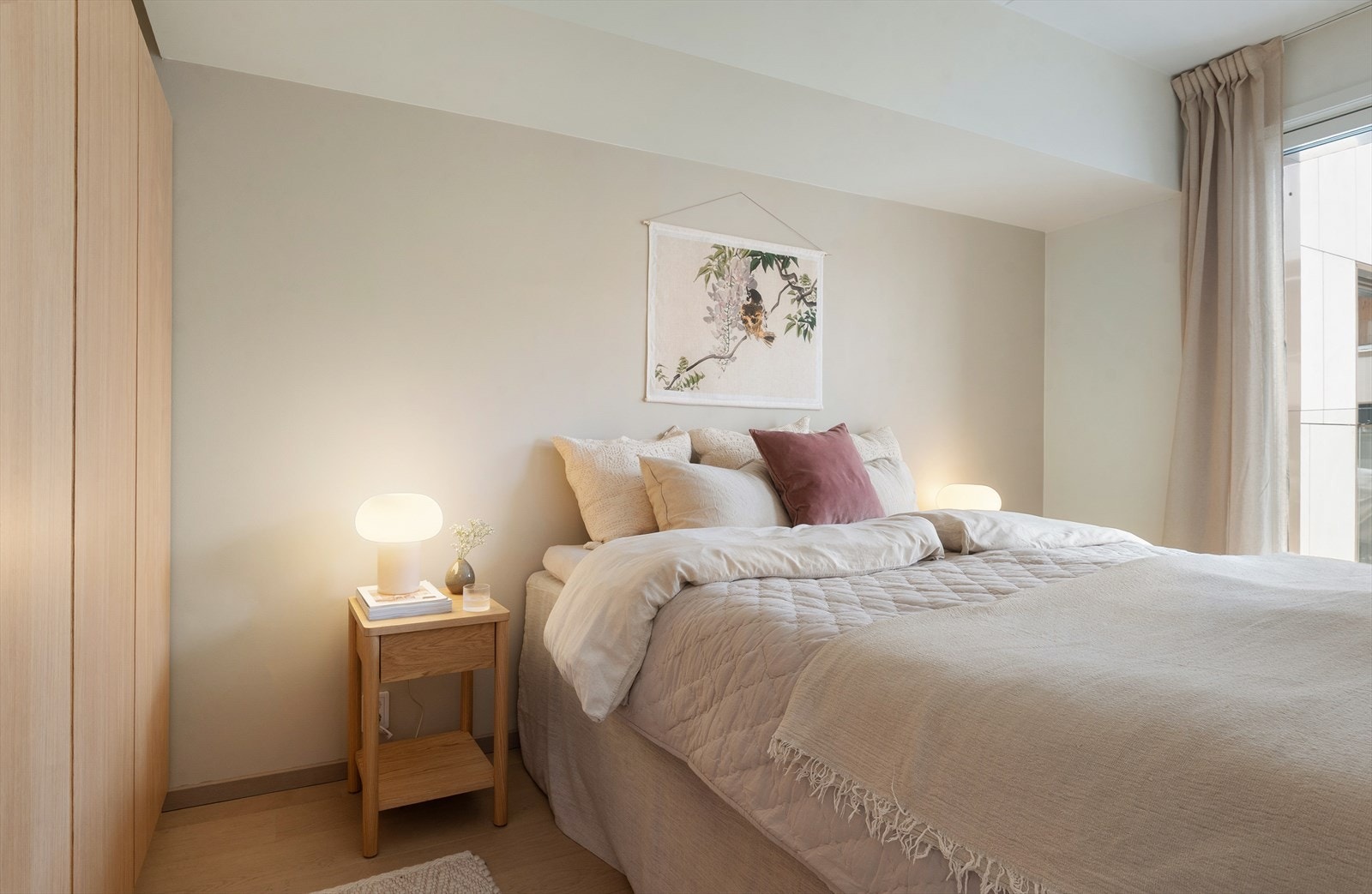 Soverom av god størrelse med plass til dobbeltseng med tilhørende møblement. Galleribilde