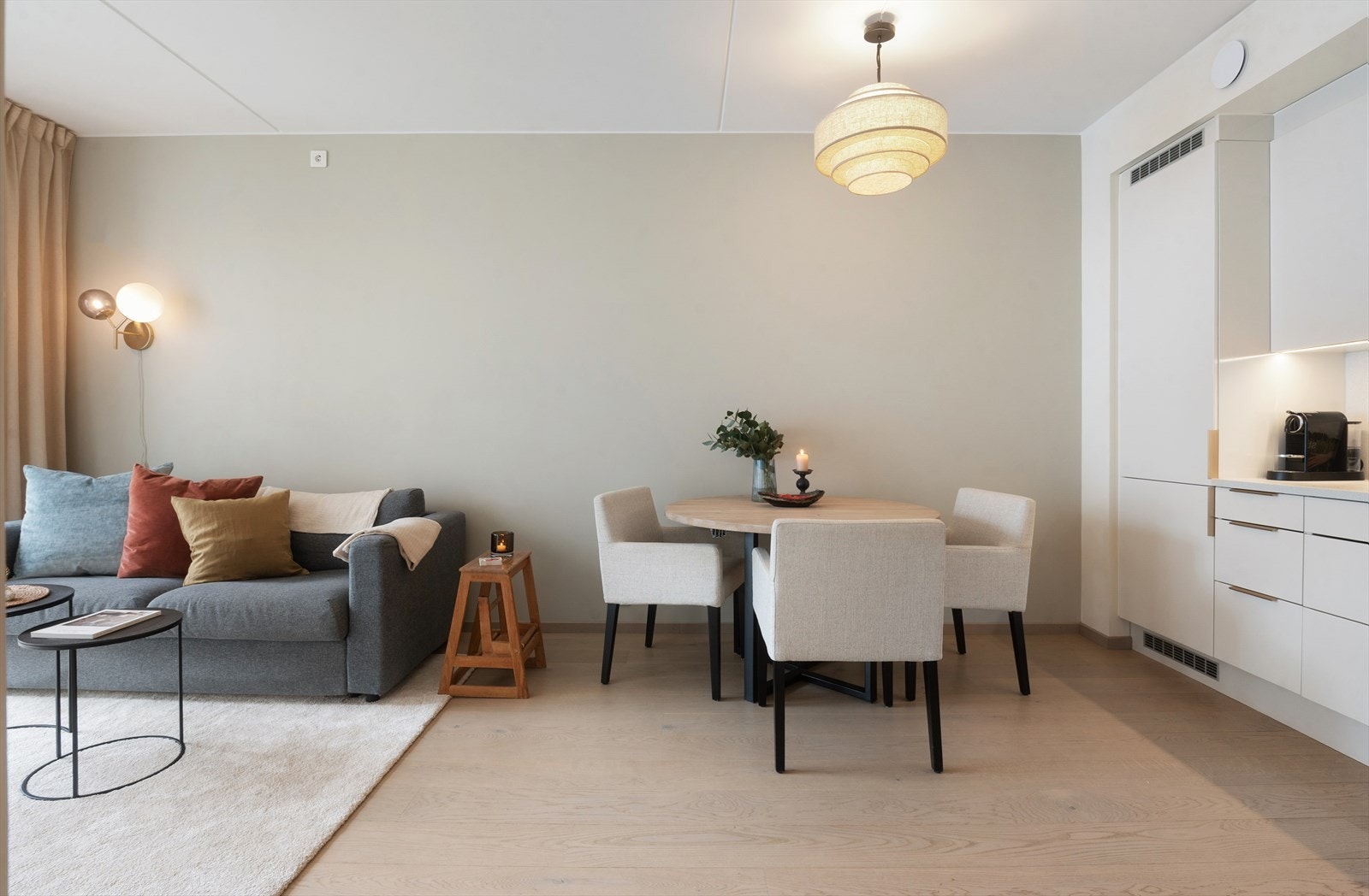 Stuen og kjøkkenet har en åpen løsning som gir en romslig og sosial følelse. Galleribilde