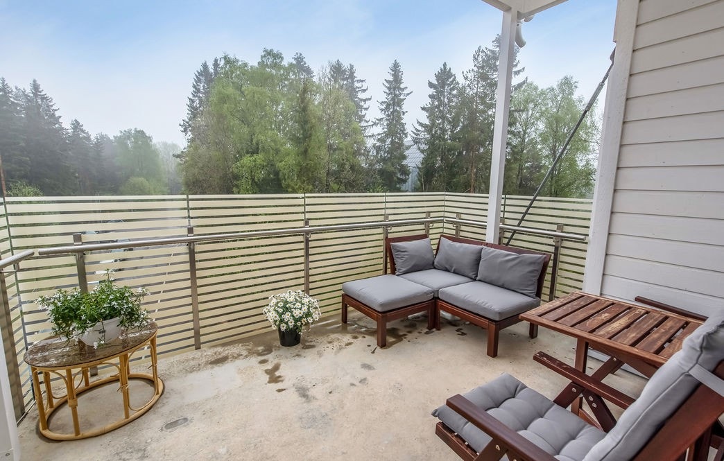 Den romslige, sydvendt balkongen på 10 m² er en fin forlengelse av stuen. Ingen innsyn Galleribilde