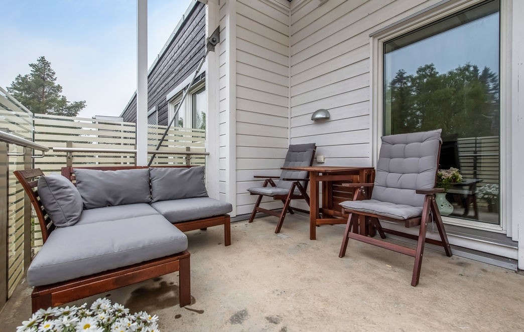 Rekkverket i frosset glass og stålstendere gir et moderne uttrykk. Galleribilde