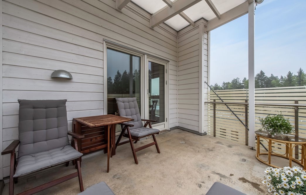 Balkongen har god plass til utemøbler og er delvis overbygget. Galleribilde