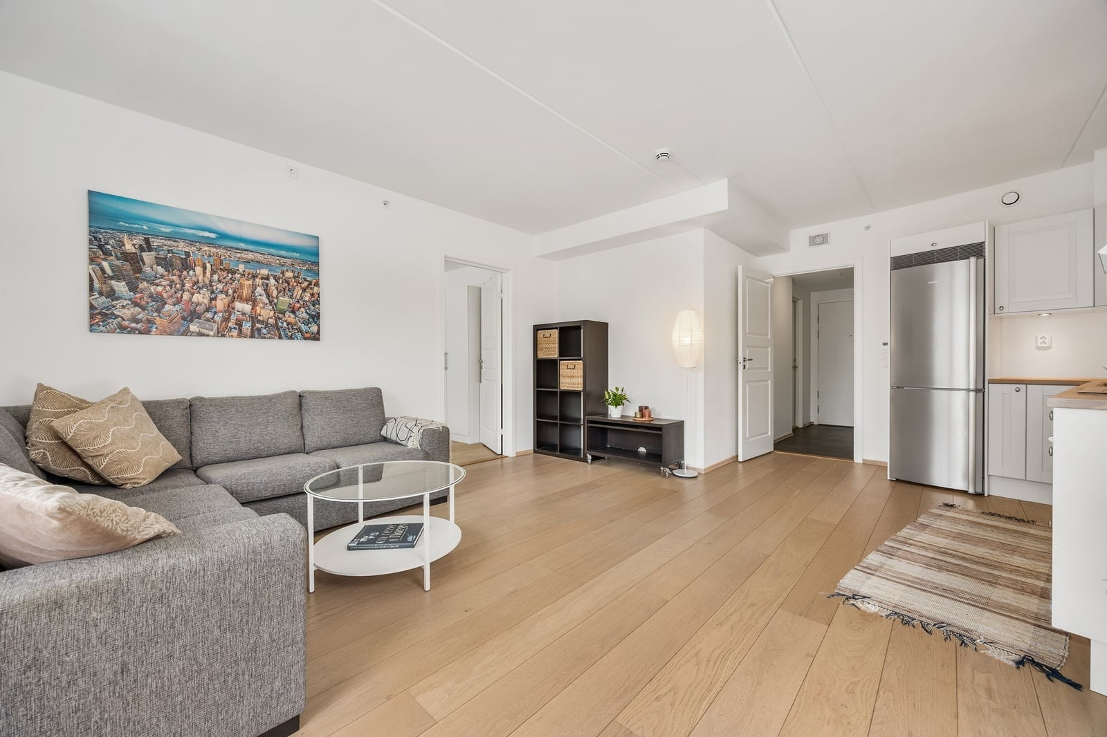 Stuen og kjøkkenet har enstavs parkett på gulv og behagelig vannbåren gulvvarme. Galleribilde