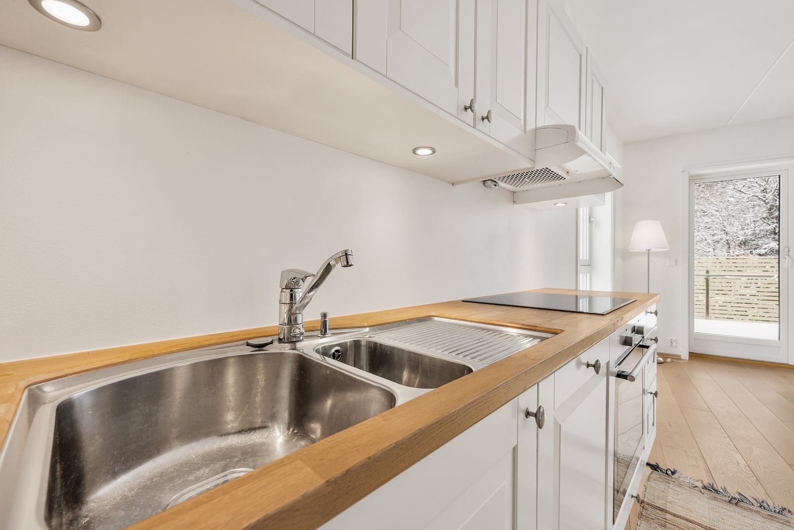 Benkeplaten i heltre har nedfelt oppvaskkum. Kjøkkenet er sikret med komfyrvakt og waterguard. Galleribilde