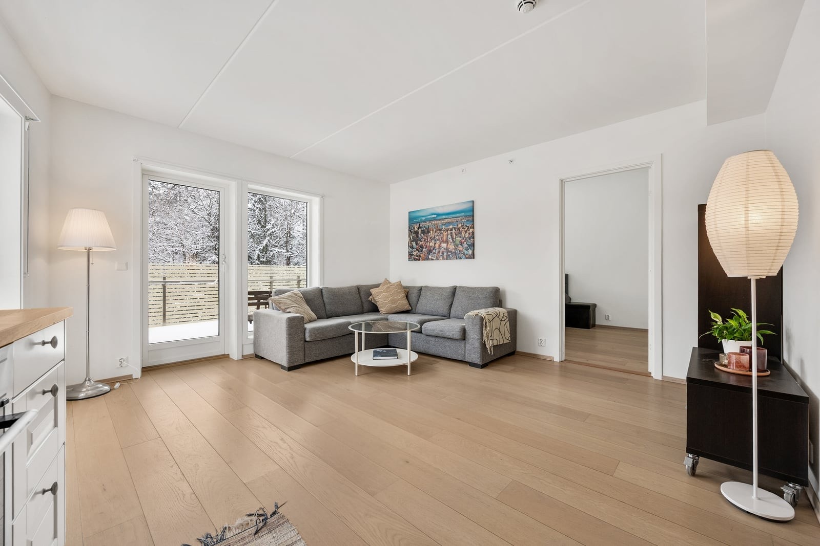 Store vindusflater og utgang til balkongen gir rikelig med naturlig lys. Galleribilde