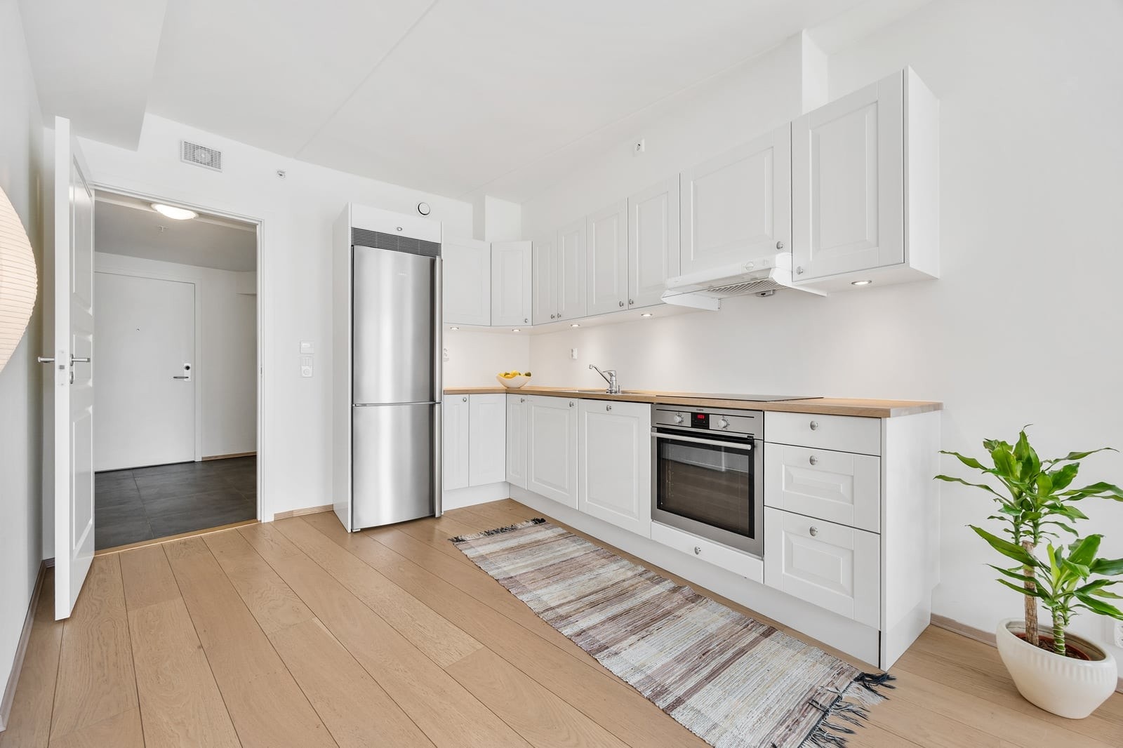 Kjøkkenet er praktisk utformet med god skap- og benkeplass. Galleribilde