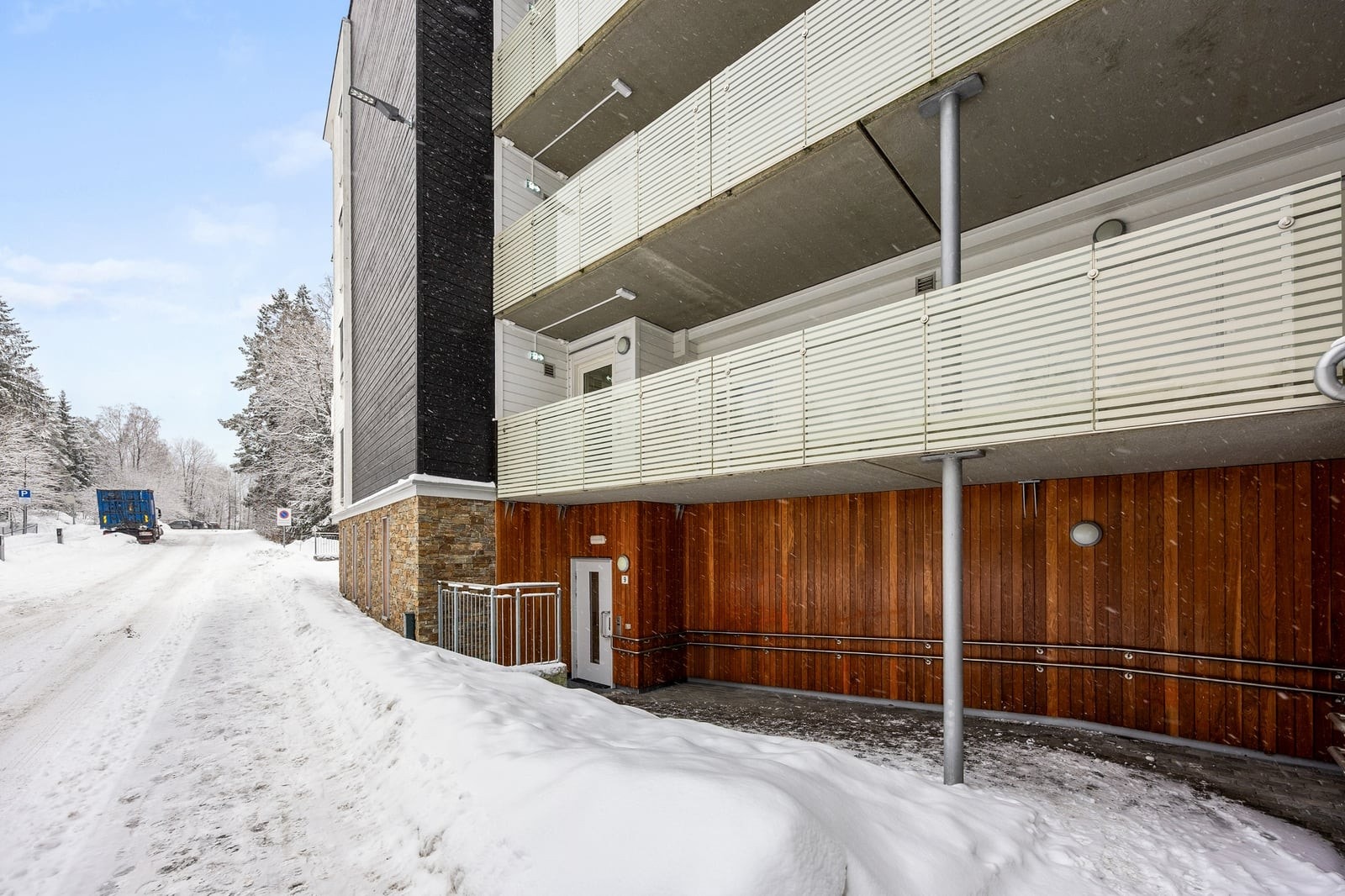 Det er heis i bygget med adkomst til alle plan, inkludert kjeller med garasje og bod. Galleribilde