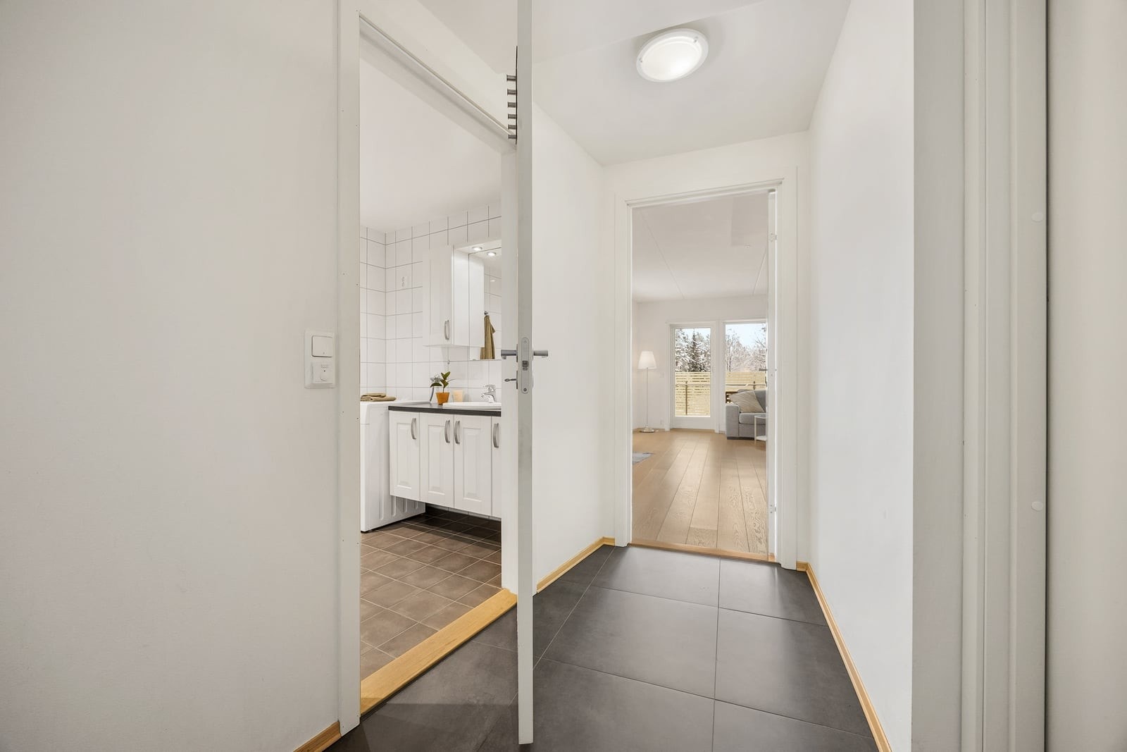 Entréen gir et godt førsteinntrykk og har flislagt gulv. Galleribilde