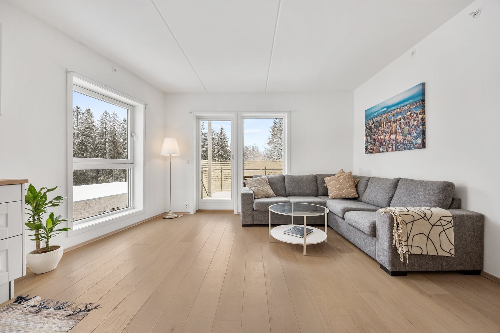 Rommet er enkelt å møblere med plass til både sofagruppe og spisebord. Galleribilde