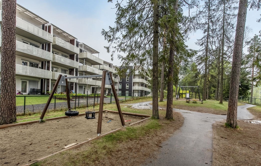 Nærområdet er barnevennlig med lekeplasser og kort vei til flere skoler og barnehager. Galleribilde