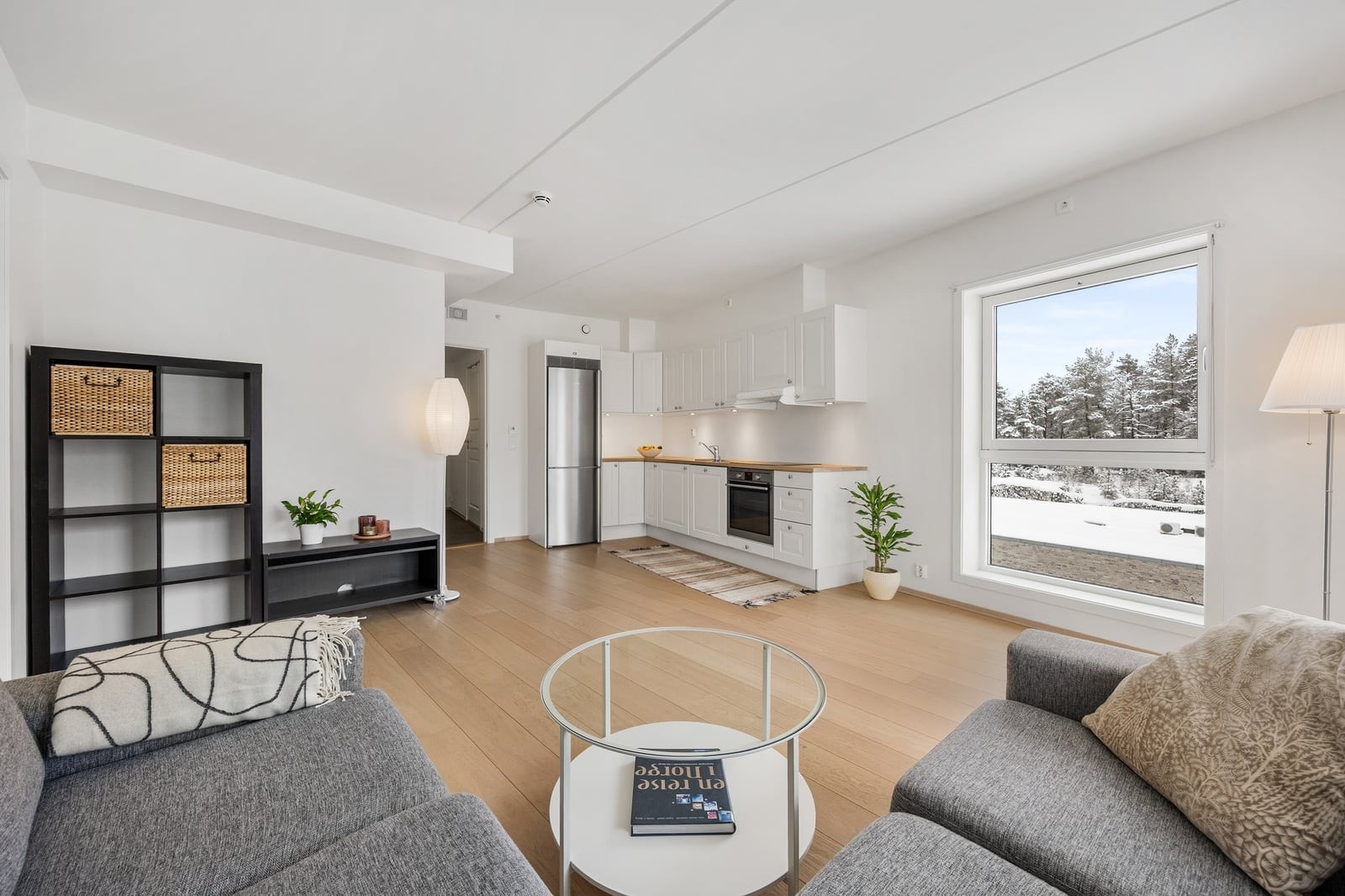 Leiligheten har en åpen og sosial planløsning mellom stue og kjøkken. Galleribilde