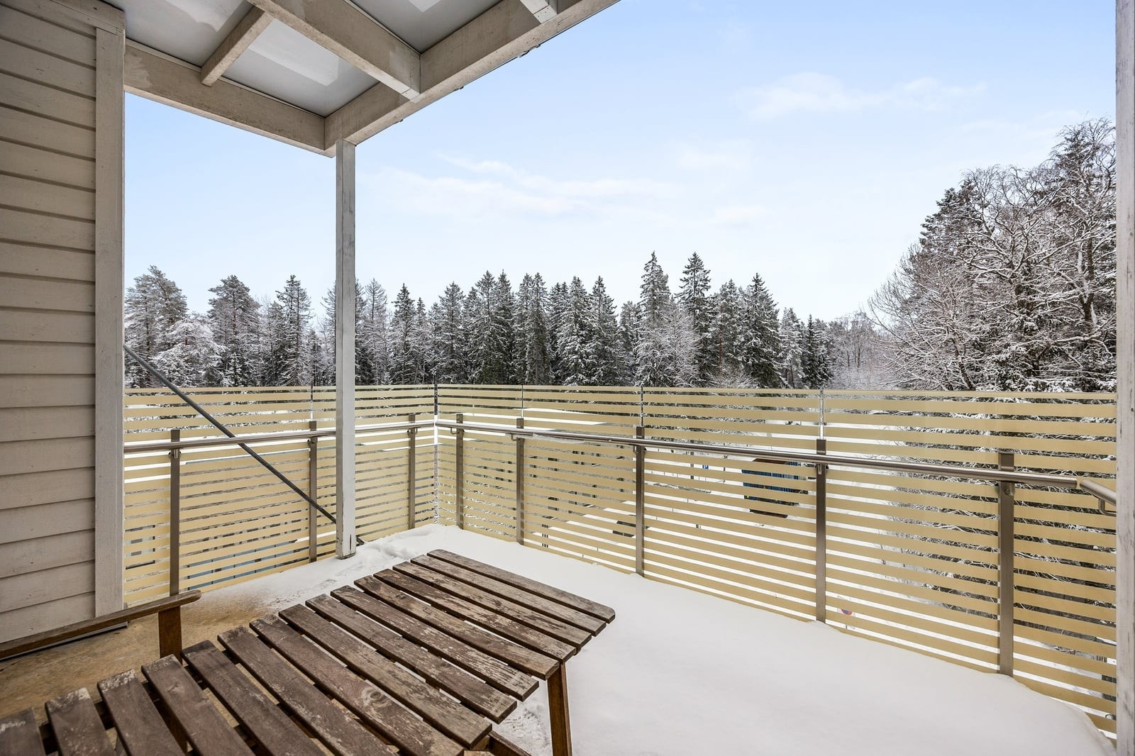 Fra balkongen har man utsyn mot nærområdets grønne arealer. Galleribilde