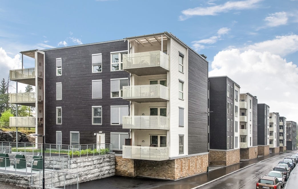 Bygget er fra 2016 og har fasader forblendet med teglstein, samt pussede og malte flater. Galleribilde