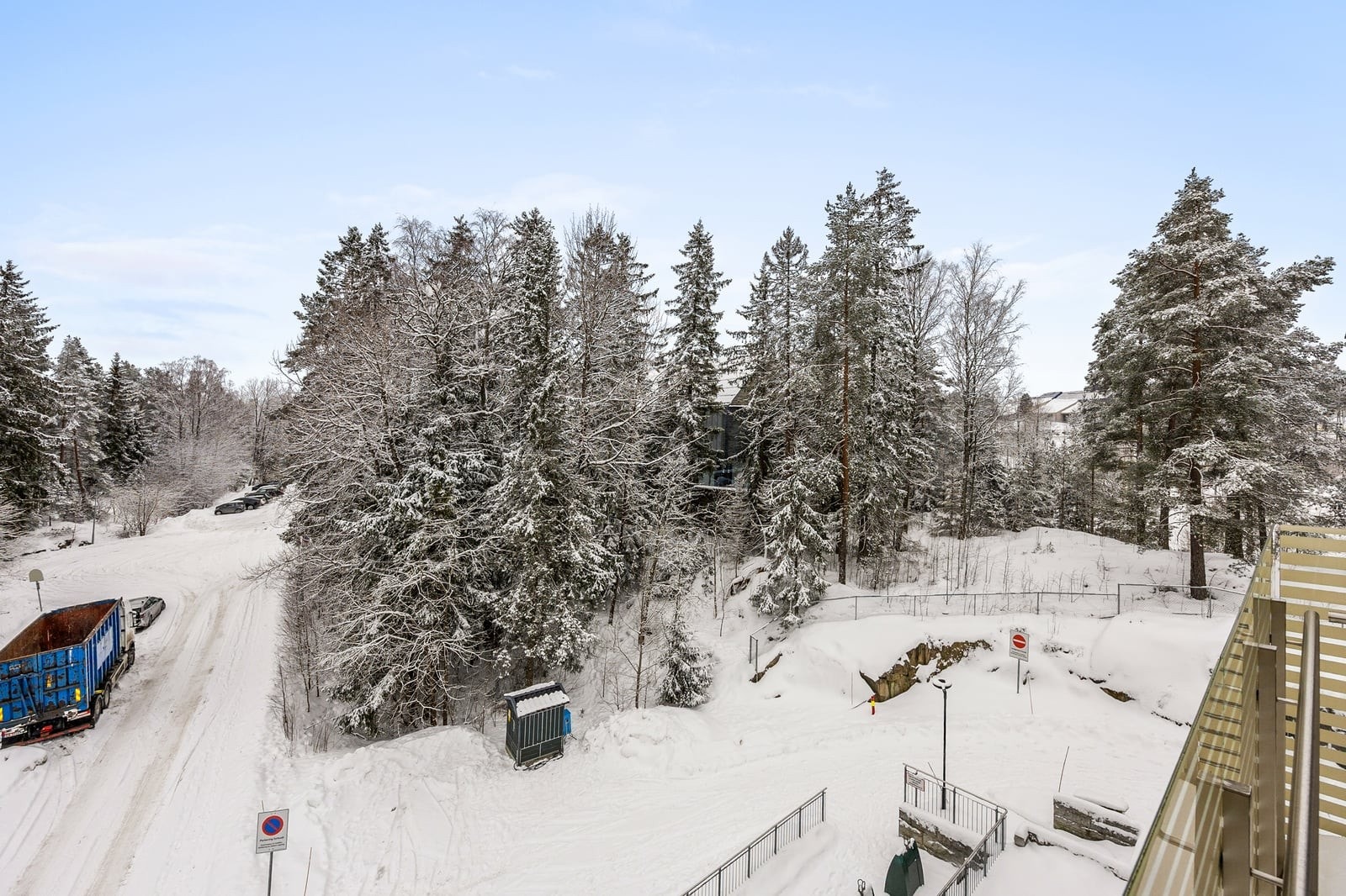Her bor du med umiddelbar nærhet til skog og mark, og med kort vei til Mortensrud T-banestasjon. Galleribilde