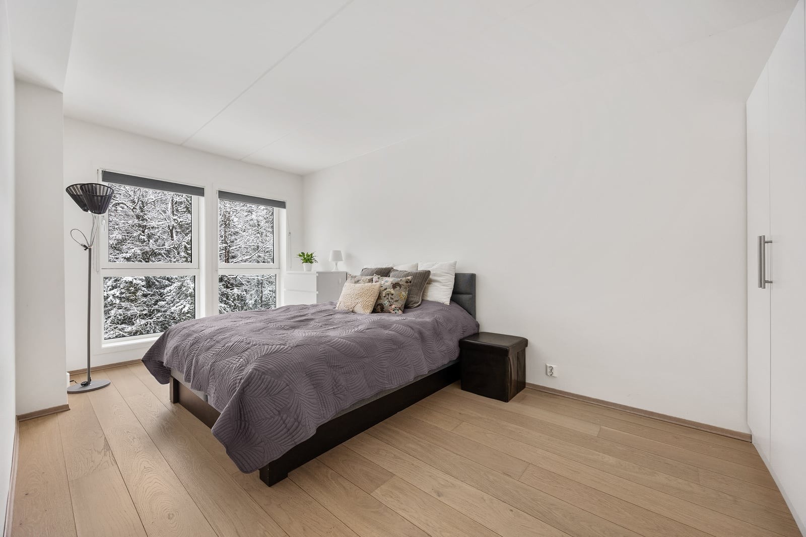 Soverommet er romslig og har, i likhet med stuen, enstavs parkett og vannbåren gulvvarme. Galleribilde