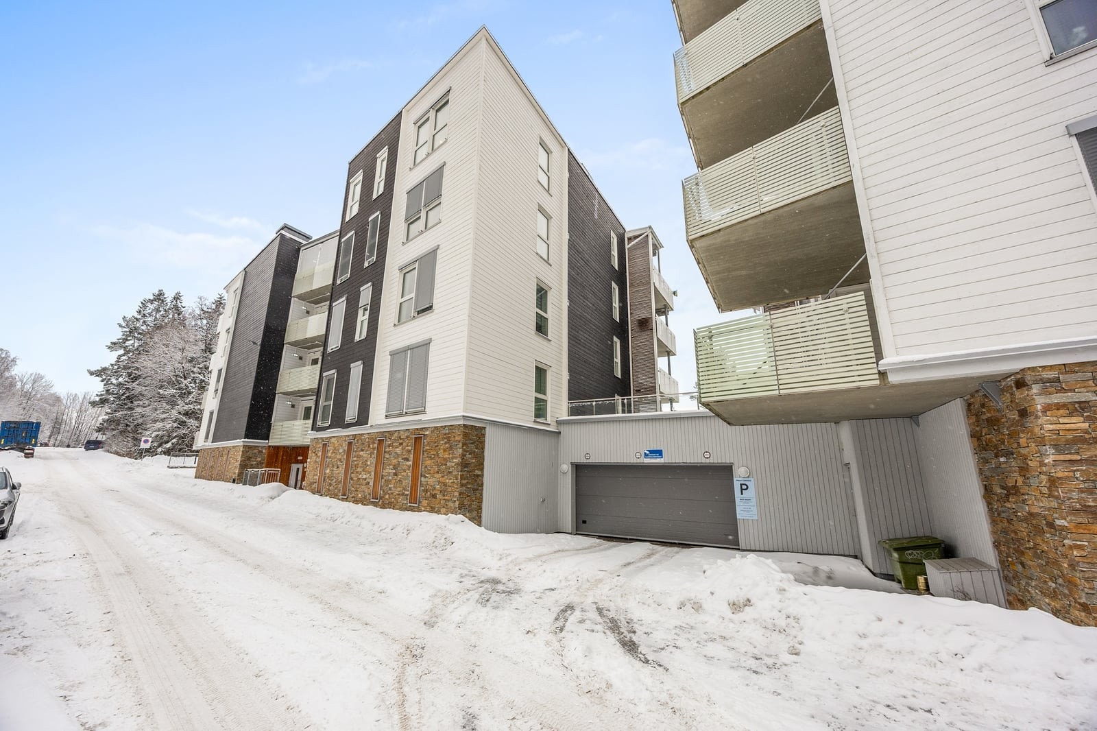 Direkte adkomst til garasjeanlegg i kjelleren. Galleribilde