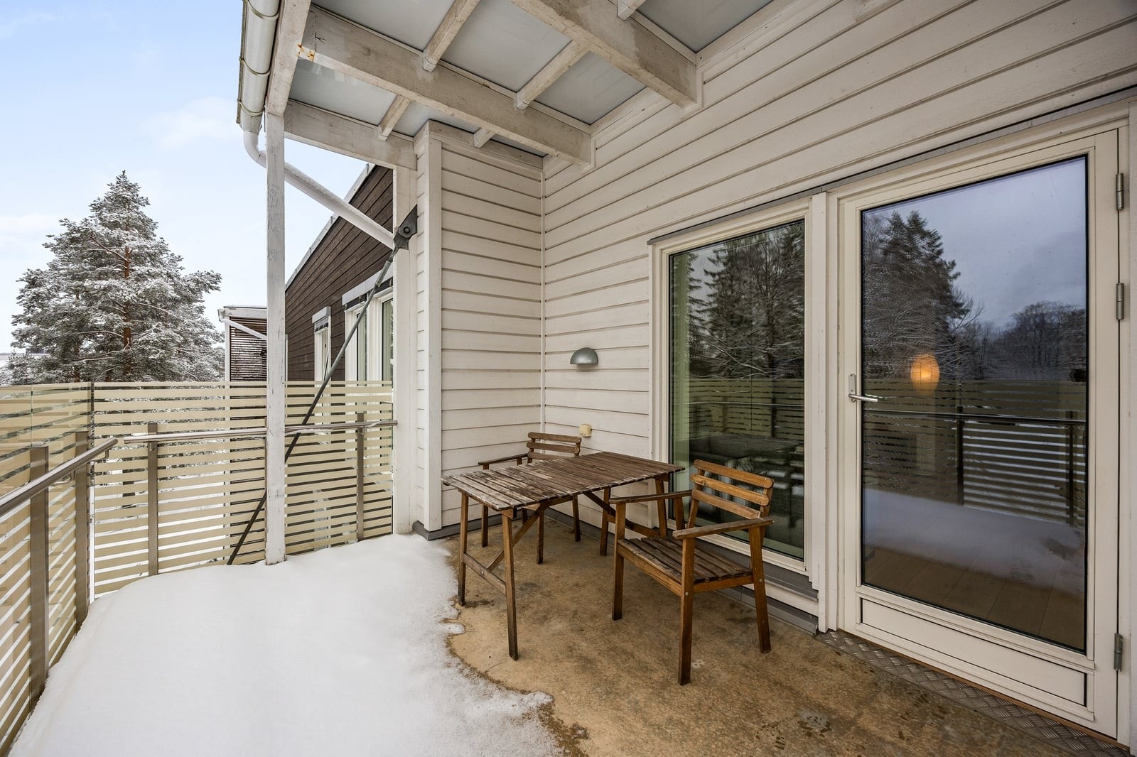 Balkongdøren har isolerglass og binder uteområdet sammen med stuen. Galleribilde