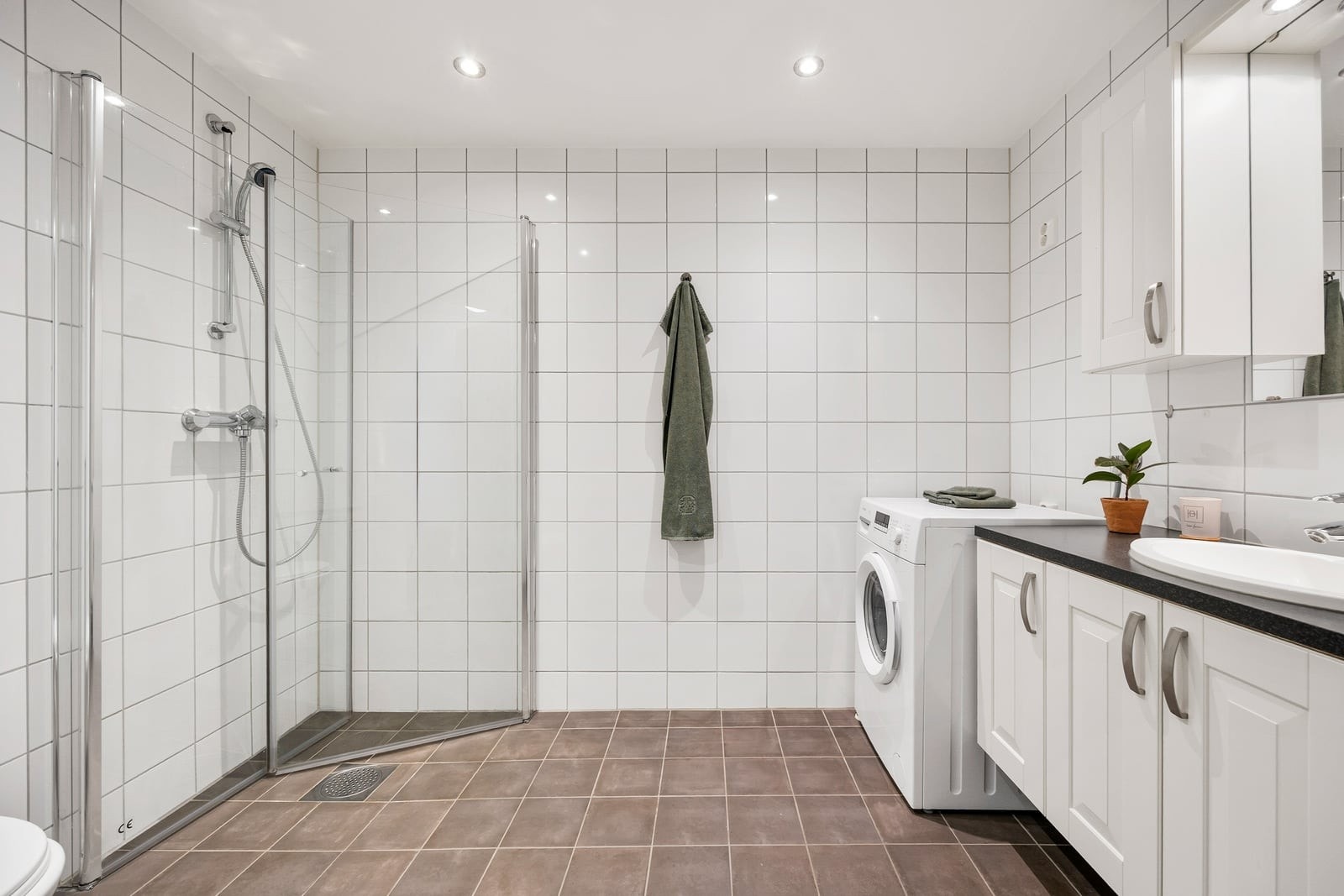 Flislagt bad med varmekabler i gulvet for ekstra komfort. Galleribilde