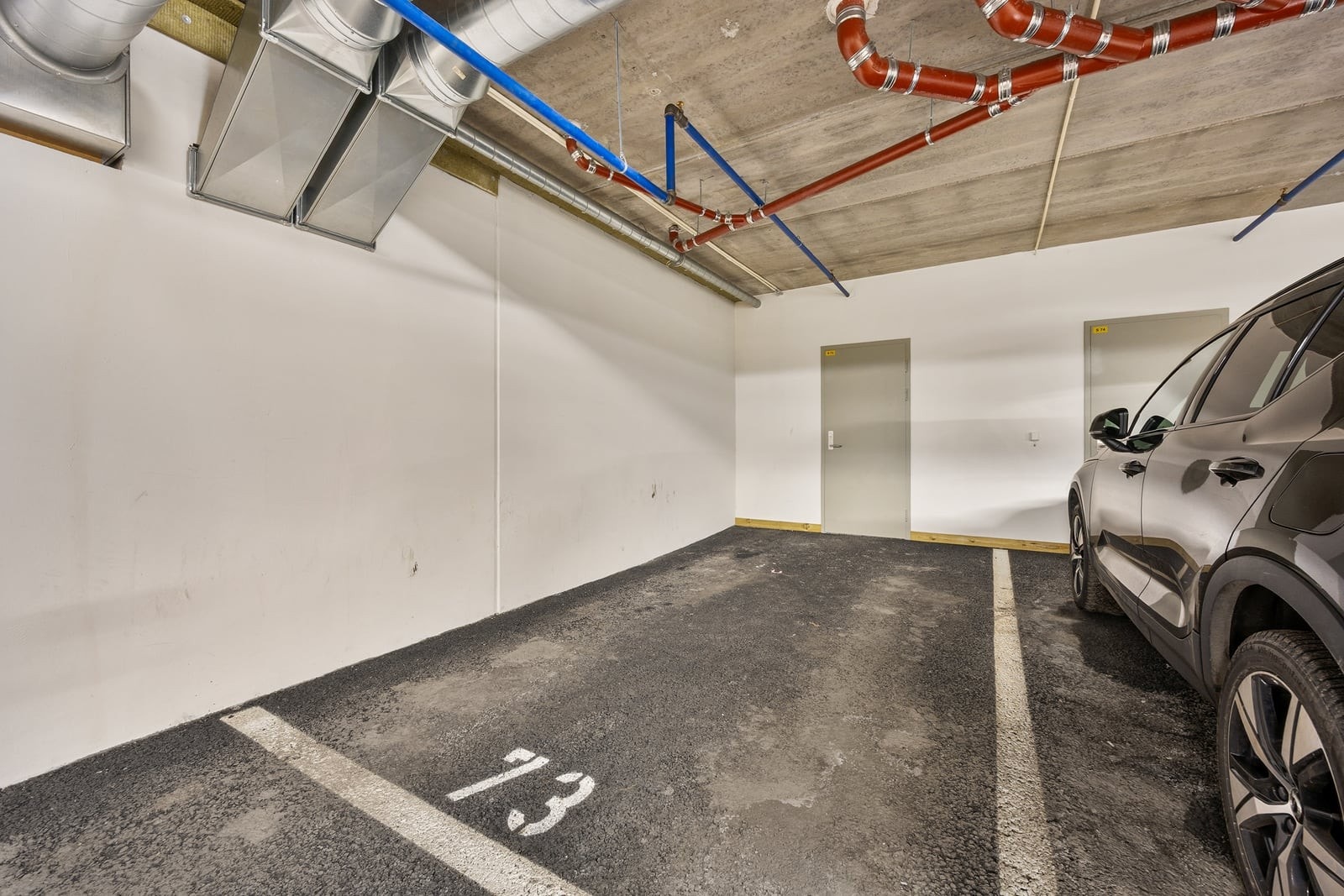 Det medfølger en parkeringsplass i bygningens kjeller. Galleribilde