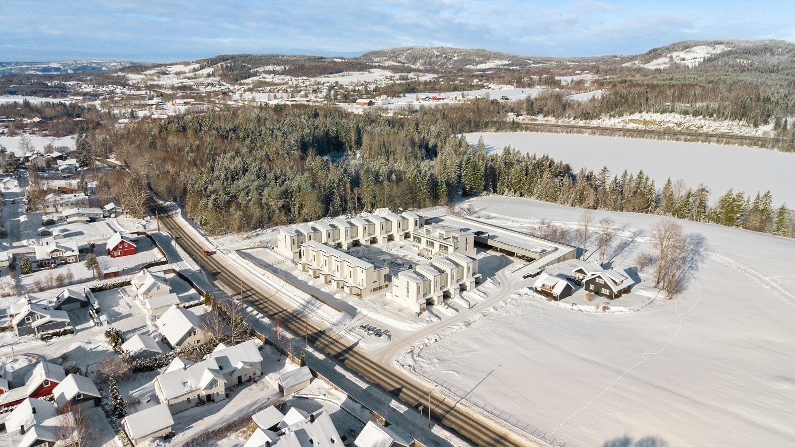 Omkranset av badevann med fiske og krepsemuligheter, fotballbane, padlesenter (Dikemark Idrettsforening har mange aktiviteter rettet mot barn/ungdom både sommer og vinter!) og Kjekstadmarka. Galleribilde