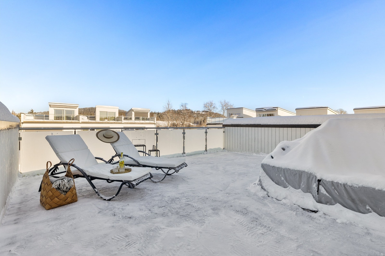Takterrassen har god plass til flere sittegrupper eller loungeområder. Her er det sol fra rundt 12 til 22 sommerstid, i følge selger. Galleribilde