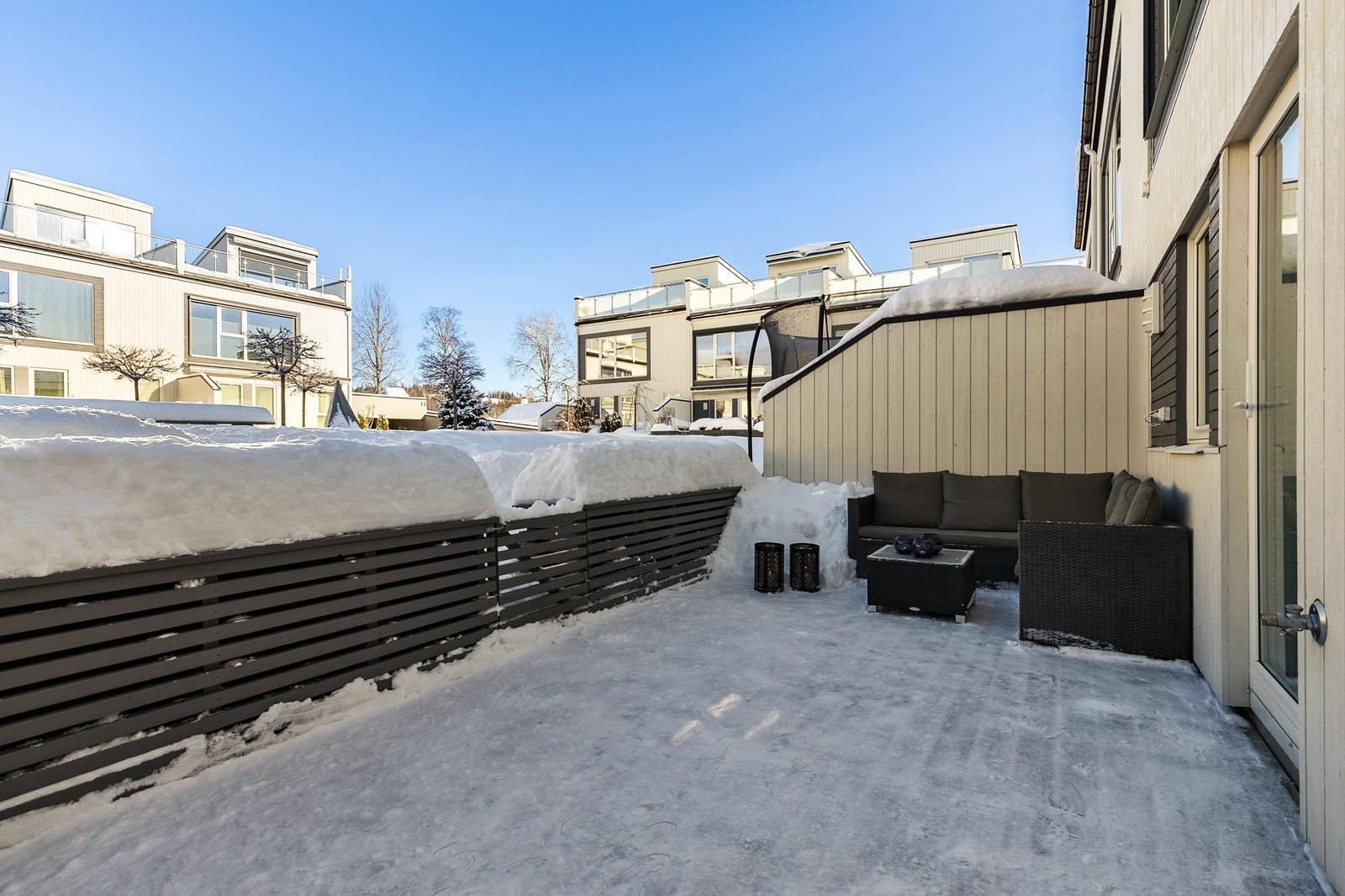 Terrassen med utgang fra gangen. Her er det god plass til utemøbler. Galleribilde