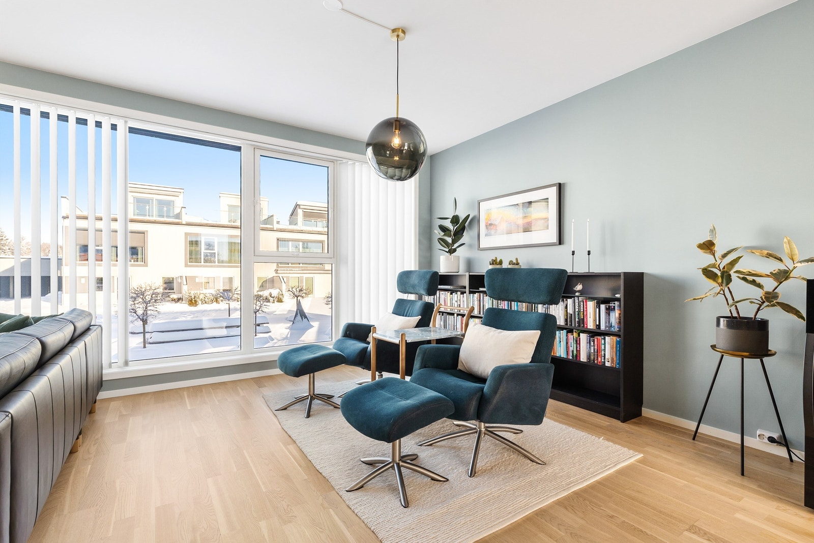 Lys og romslig stue med flere møbleringsmuligheter. Her er det plass til sittegruppe, TV-område og stort spisebord. Galleribilde