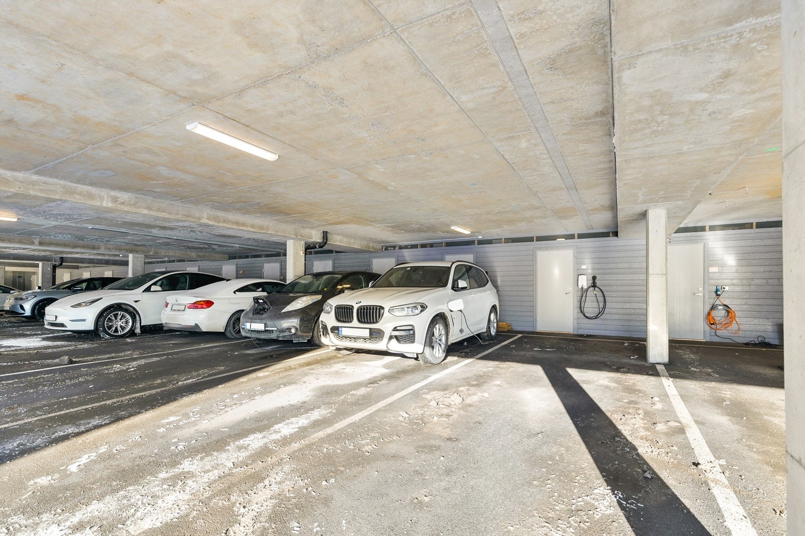 Boligen har 2 biloppstillingsplasser i carport med lader for elbil. Galleribilde