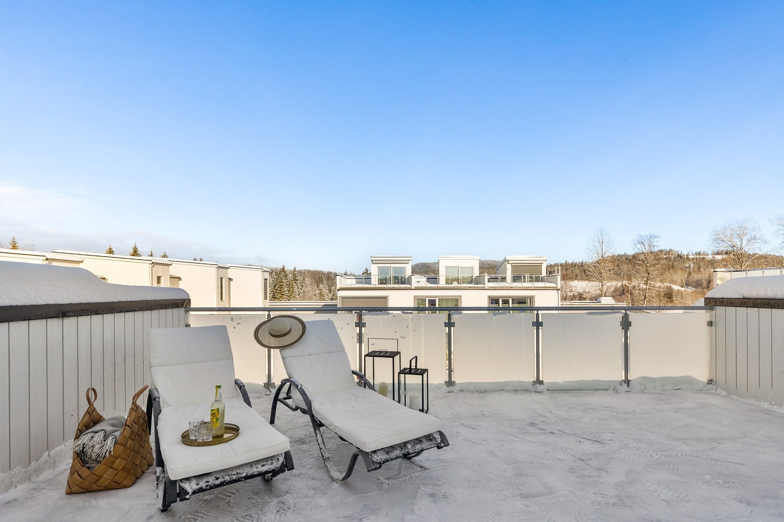 Stor takterrasse med gode solforhold i boligens 3.etasje. Galleribilde