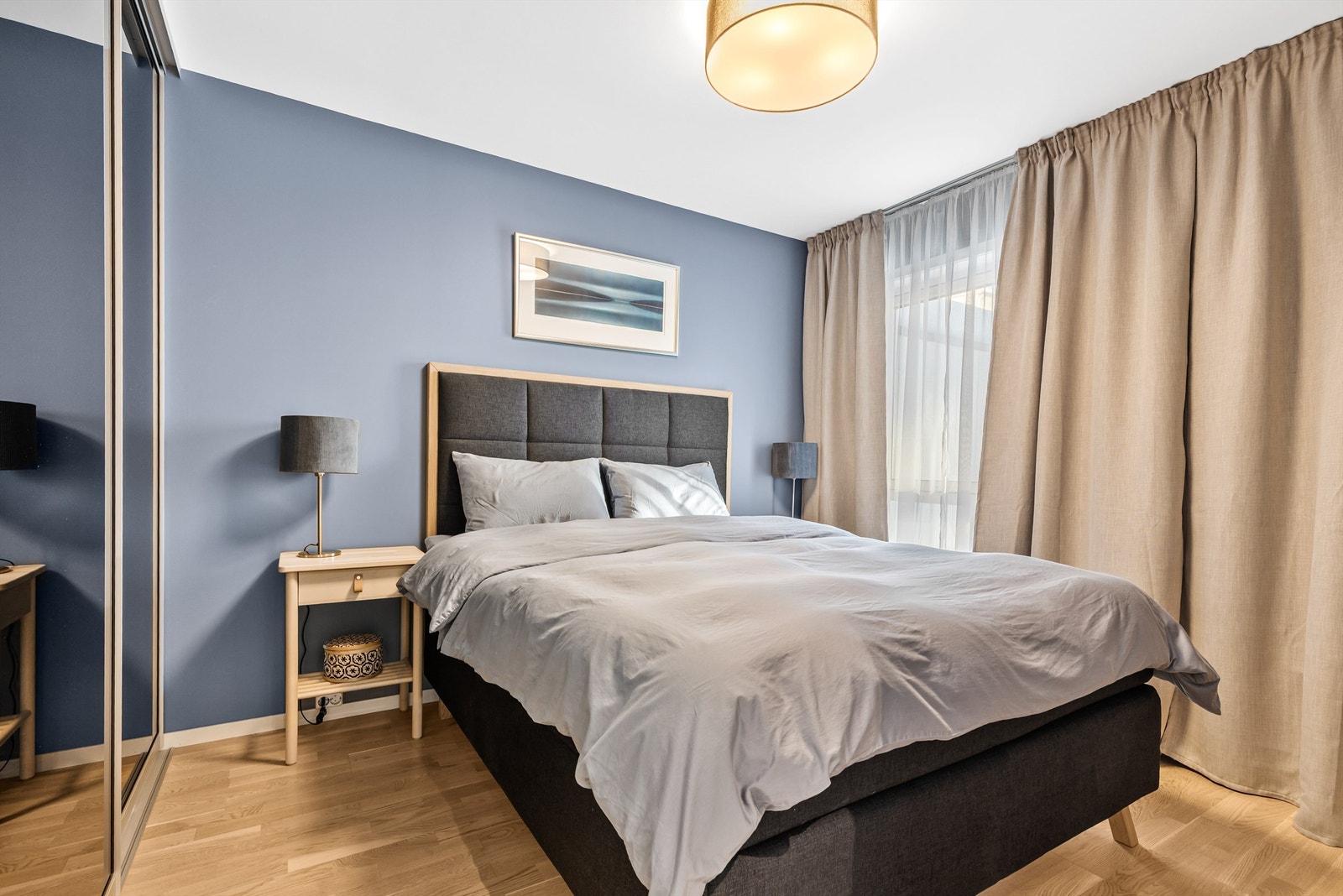 Boligen har 3 soverom, alle plassert i boligens 1.etasje. Hovedsoverommet er av god størrelse med plass til dobbeltseng med nattbord på hver side. Her er det også et stort, integrert garderobeskap med skyvedører. Galleribilde