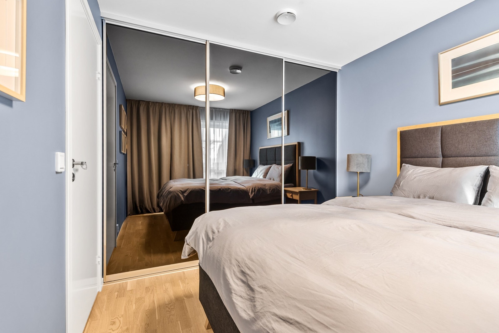 Boligen har 3 soverom, alle plassert i boligens 1.etasje. Hovedsoverommet er av god størrelse med plass til dobbeltseng med nattbord på hver side. Her er det også et stort, integrert garderobeskap med skyvedører. Galleribilde