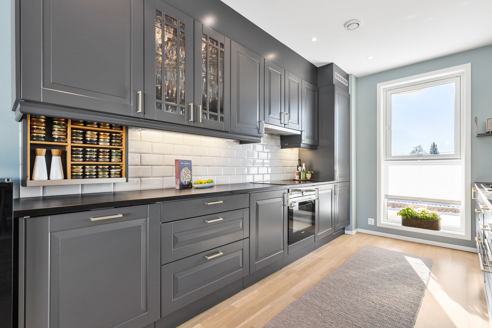 Integrert stekeovn, platetopp, oppvaskmaskin og kjøleskap med fryser. Galleribilde