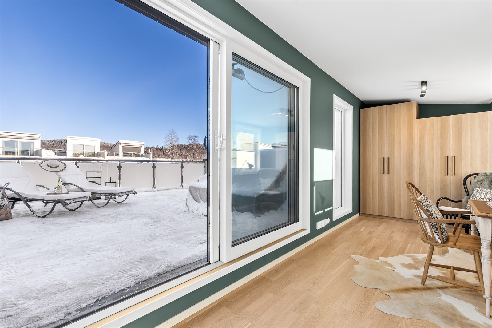 Videre opp trappen i 3.etasje finner man en stue med plass til skrivebord eller sittegruppe. Fra stuen i 3.etasje er det utgang til den store takterrassen med meget gode solforhold. Galleribilde