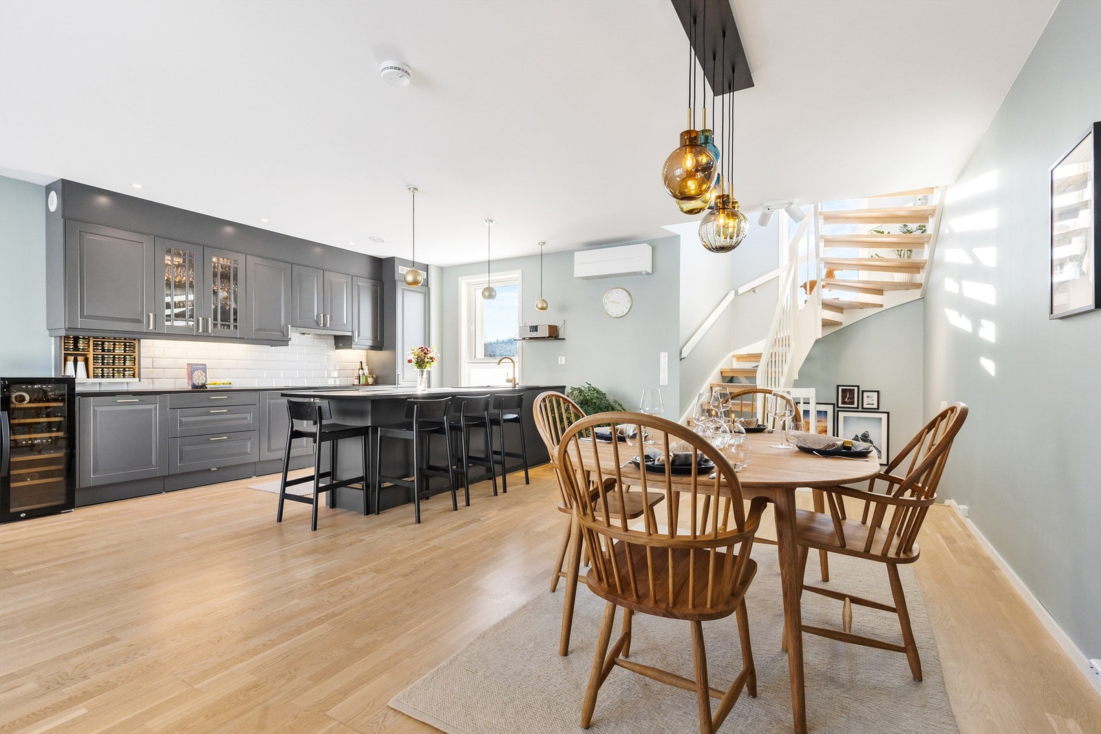 Den åpne løsningen mellom stue og kjøkken skaper en sosial atmosfære når man er med venner eller familie. Galleribilde