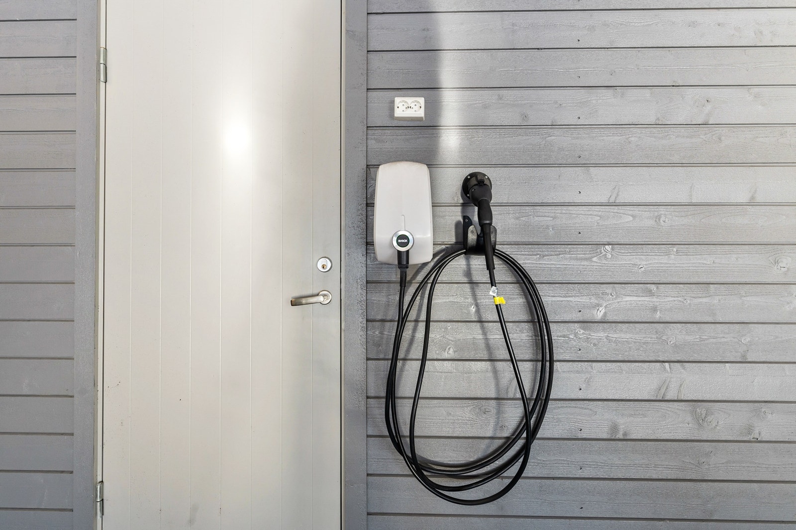 Lader for elbil montert på den ene plassen. Galleribilde