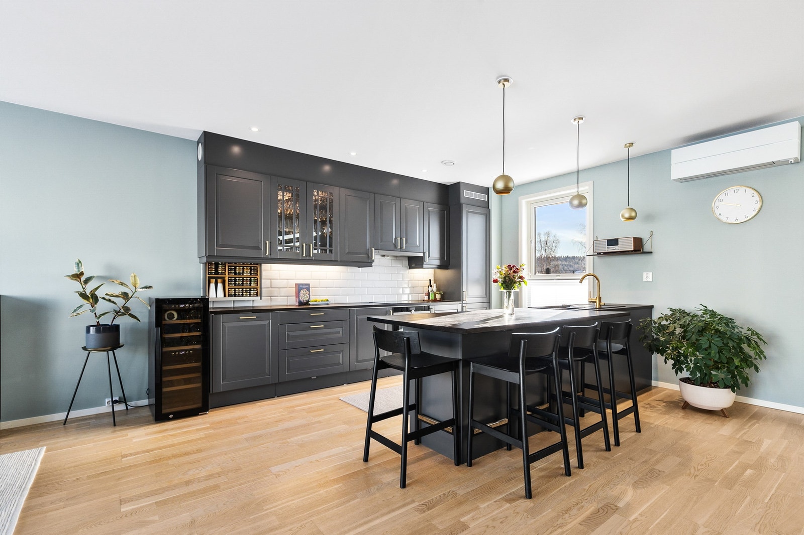 Den åpne løsningen mellom stue og kjøkken skaper en sosial atmosfære når man er med venner eller familie. Galleribilde