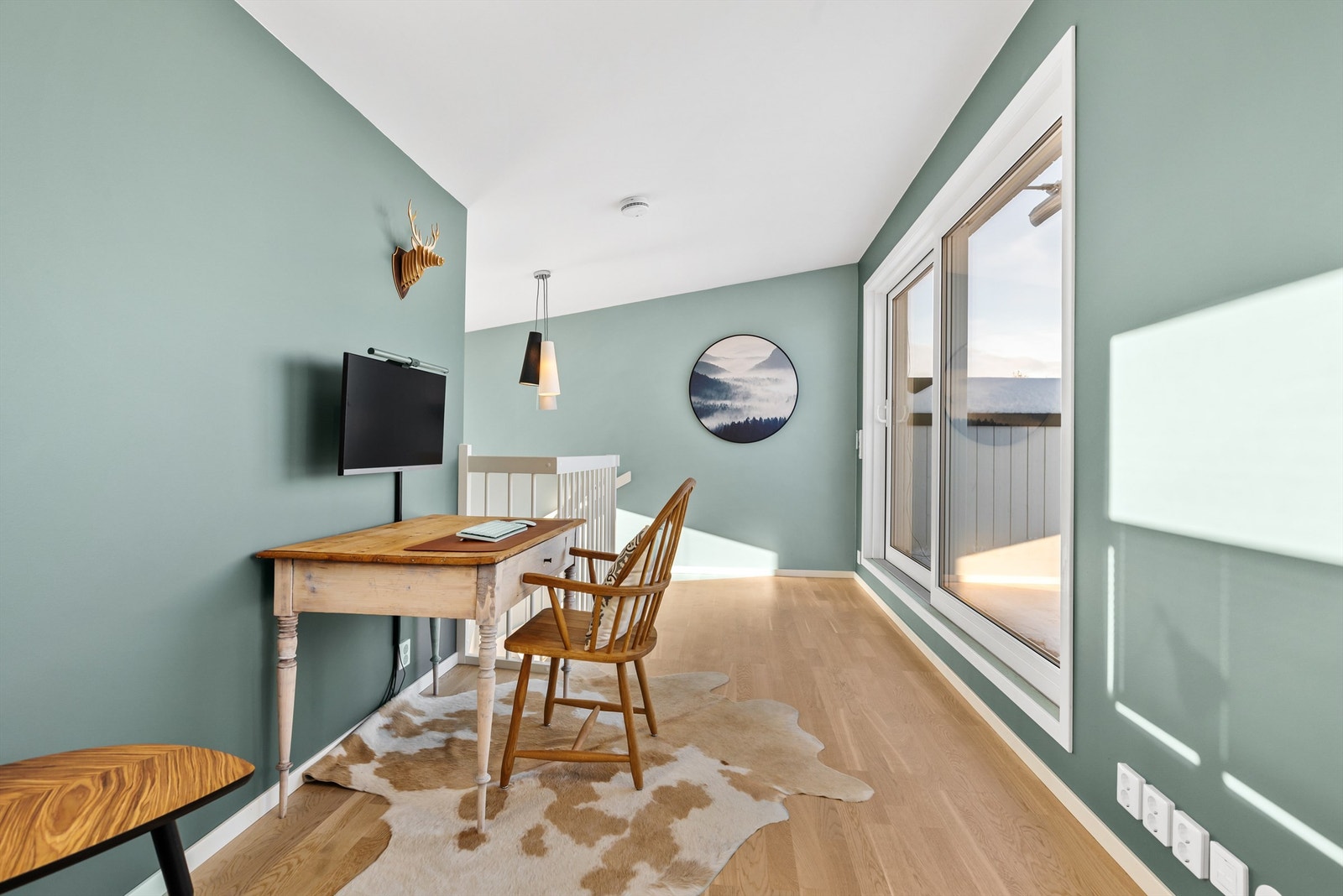 Videre opp trappen i 3.etasje finner man en stue med plass til skrivebord eller sittegruppe. Fra stuen i 3.etasje er det utgang til den store takterrassen med meget gode solforhold. Galleribilde