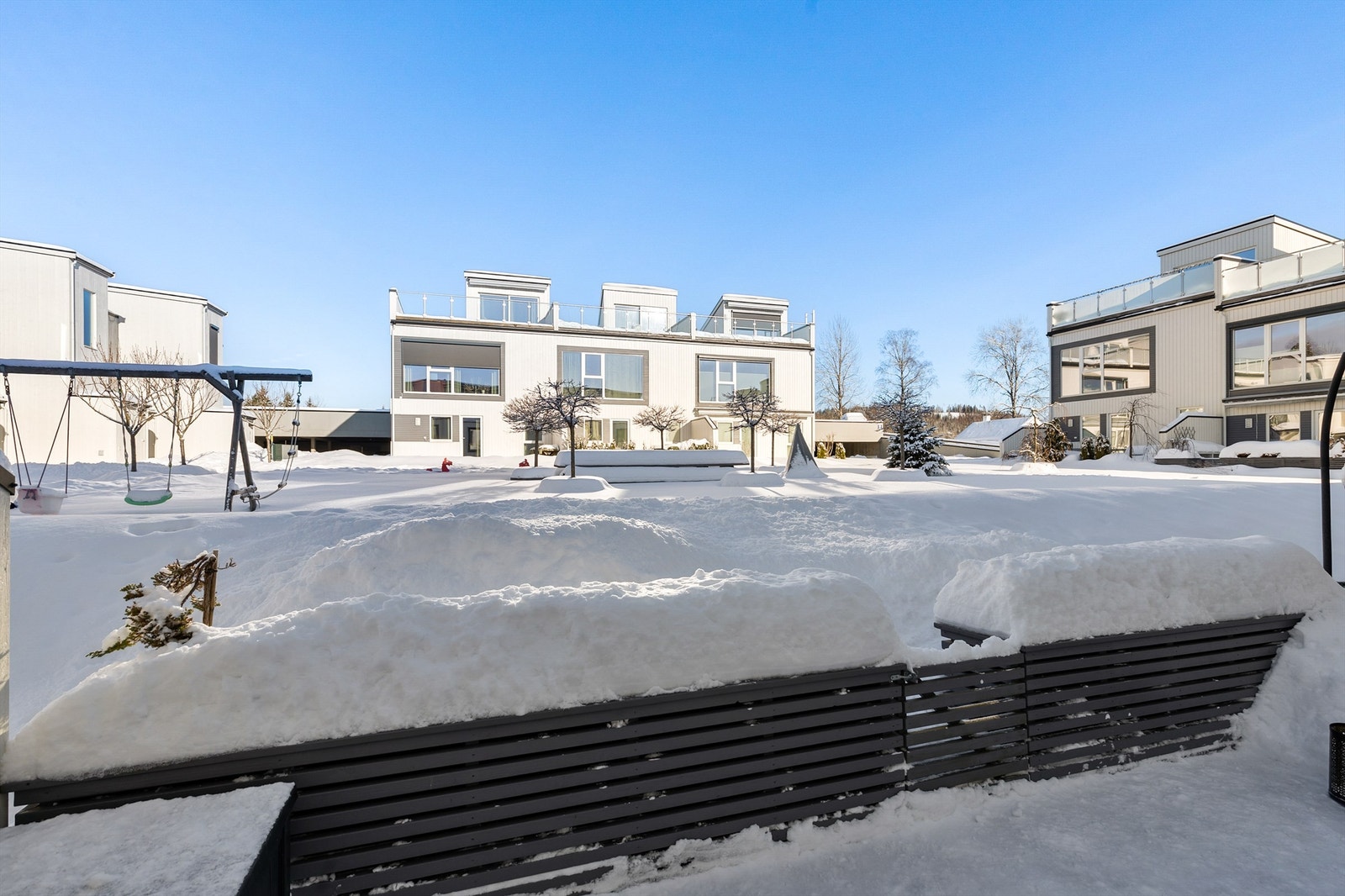 Terrassen med utgang fra gangen. Her er det god plass til utemøbler. Galleribilde