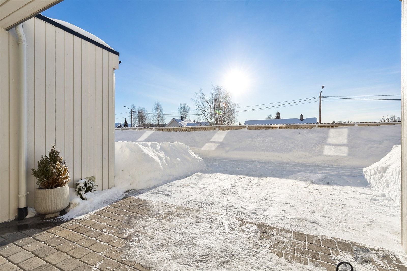 Inngangsparti med plass til benk eller stoler. Her er det også tilgang til sportsboden. Galleribilde